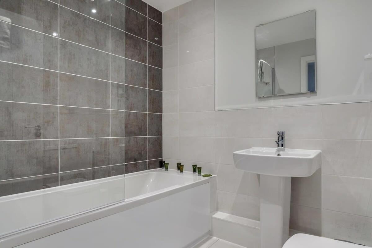 Lovely Riverside 2 Bed Apartment Λιντς Εξωτερικό φωτογραφία